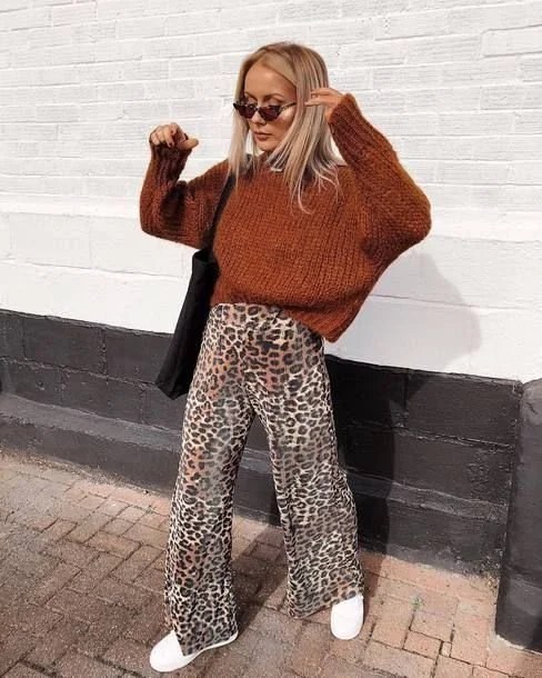 look-outono-calcas-print-leopardo-com-camisola-malha-castanha..jpeg