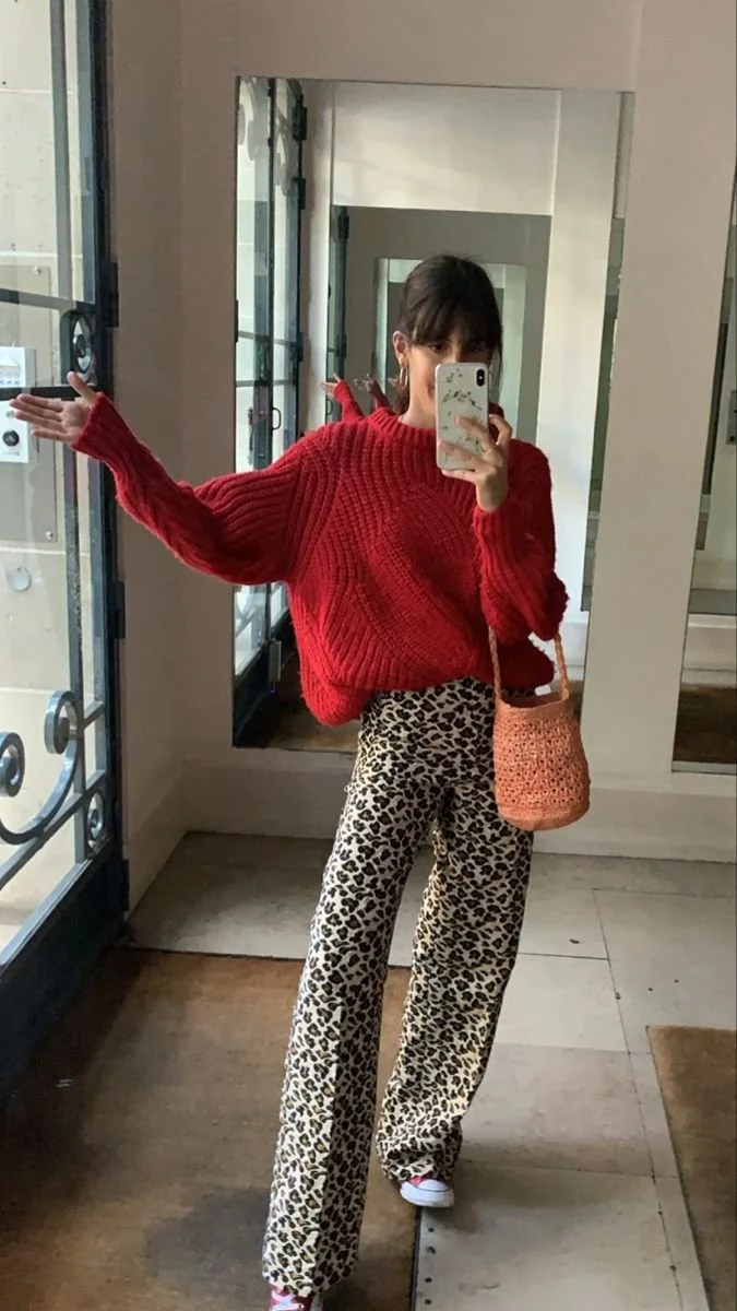 look-outono-calcas-print-leopardo-com-camisola-malha-vermelha.jpeg