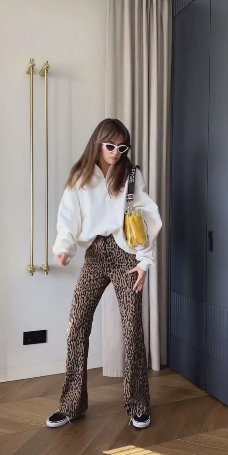 look-outono-calcas-print-leopardo-com-camisola-malha-branca...jpeg