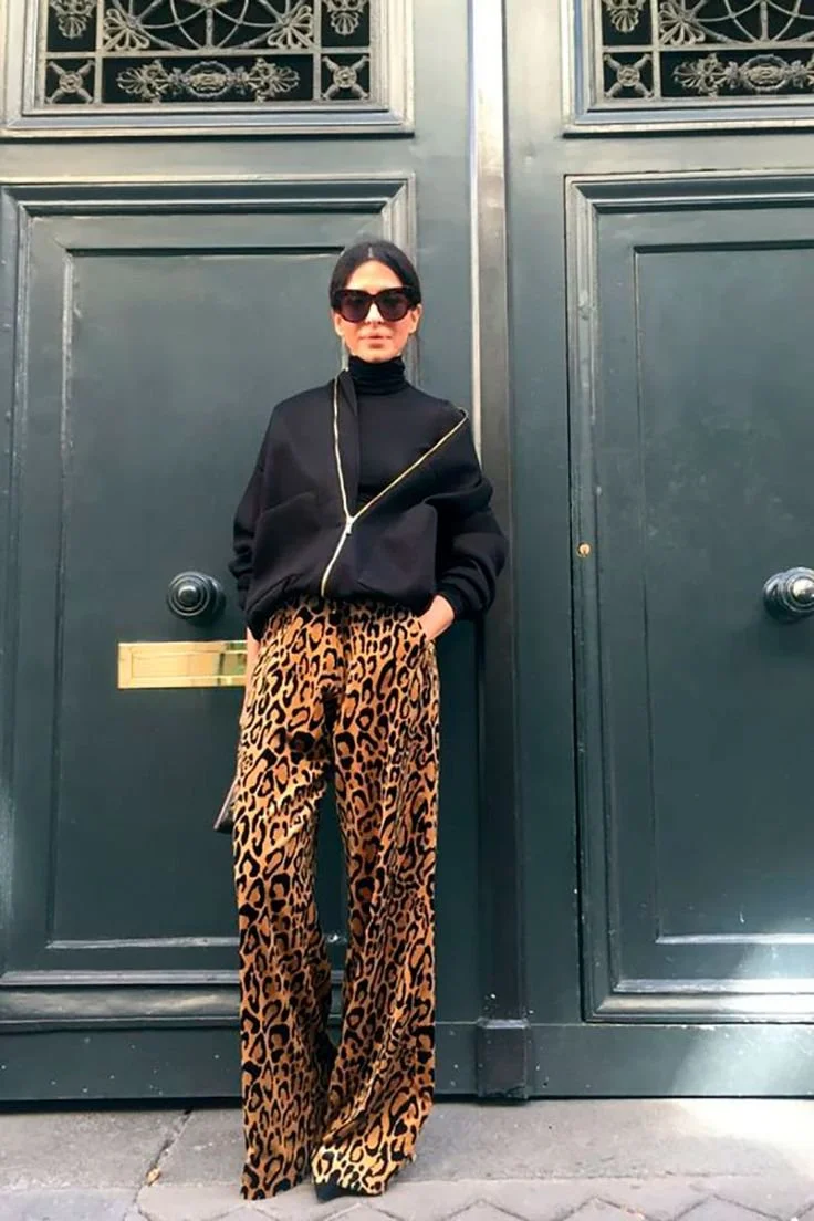 look-outono-calcas-print-leopardo-com-camisola-malha-preta..jpeg