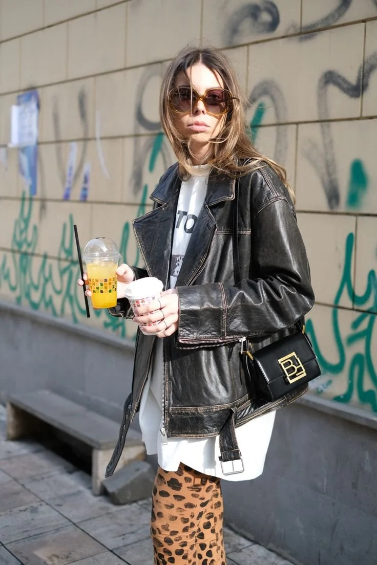 look-outono-calcas-print-leopardo-com-blusao-pele-tshirt..jpeg