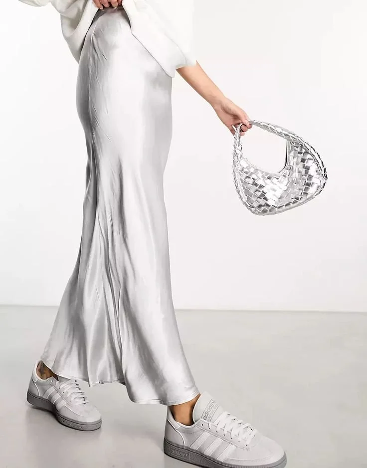 look-outono-saia-fluida-prateada-shopping-online.jpeg