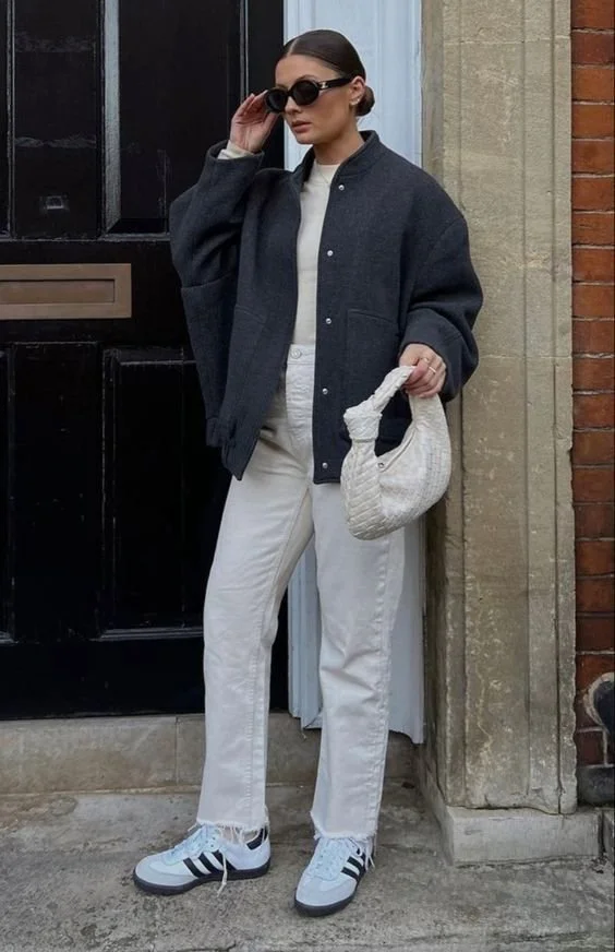 look-outono-tenis-adidas-samba-calcas-brancas-blusão-de-ganga.jpeg