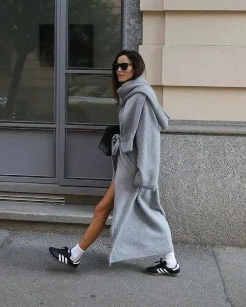 look-outono-tenis-adidas-samba-minissia-casaco-oversized-comprido.jpeg