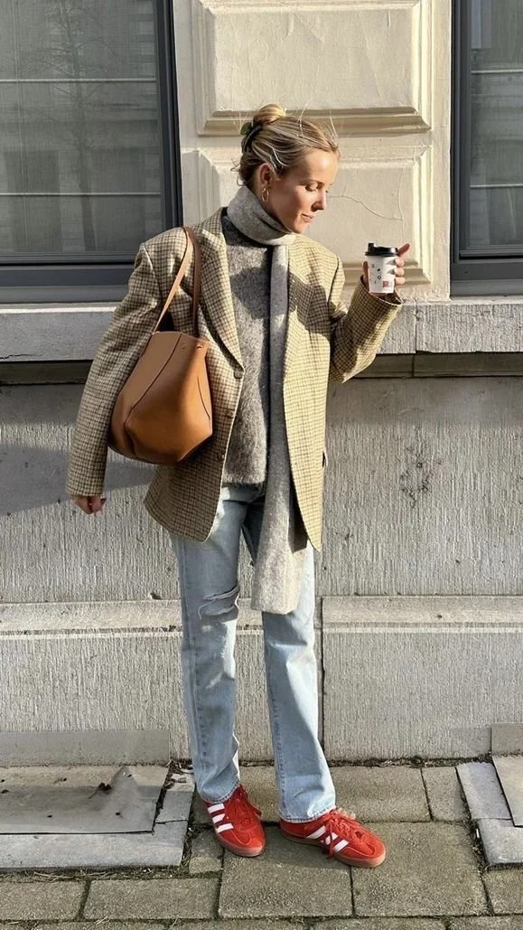 look-outono-tenis-adidas-samba-jeans-camisola-gola-alta-blazer.jpeg