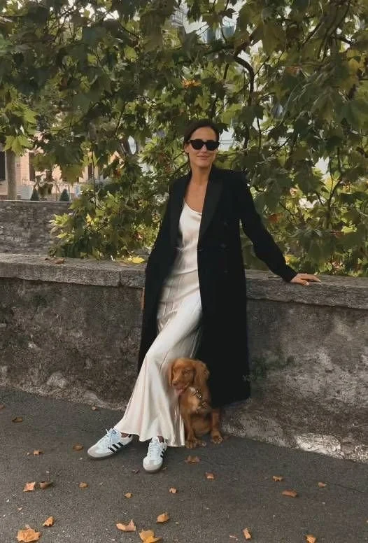 look-outono-tenis-adidas-samba-vestido-fluido-casaco-comprido.jpeg