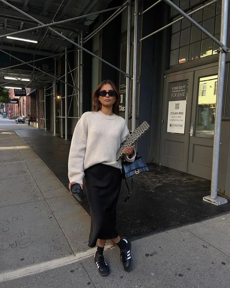 look-outono-tenis-adidas-samba-saia-ganga-camisola-oversized-branca.jpeg