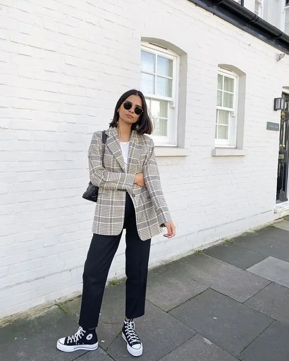 look-outono-tenis-converse-all-star-calcas-pretas-blazer.jpeg