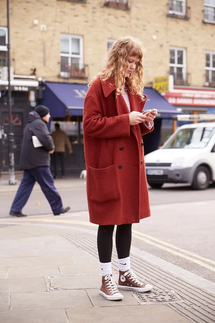 look-outono-tenis-converse-all-star-castanhos-casaco-oversized.jpeg