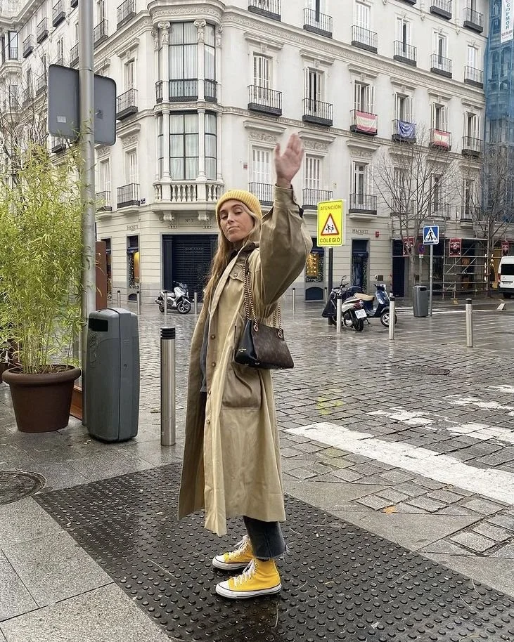 look-outono-tenis-converse-all-star-amarelos-casaco-comprido-gorro.jpeg