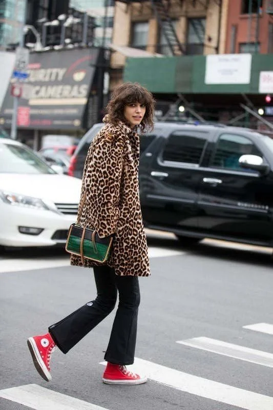 look-outono-tenis-converse-all-star-vermelhos-calcas-pretas-casaco-leopardocas.jpeg