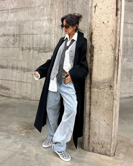 look-outono-tenis-vans-slip-on-pretos-jeans-sobretudo-oversizedcasaco.jpeg