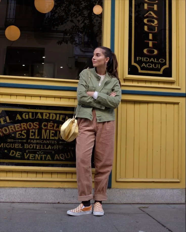 look-outono-tenis-vans-slip-on-vermelhos-calcas-castanhas-casaco-verde.jpeg