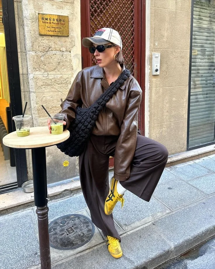 look-outono-tenis-onitsuka-tiger-amarelos-calcas-largas-castanhas-blusao-castanho.jpeg