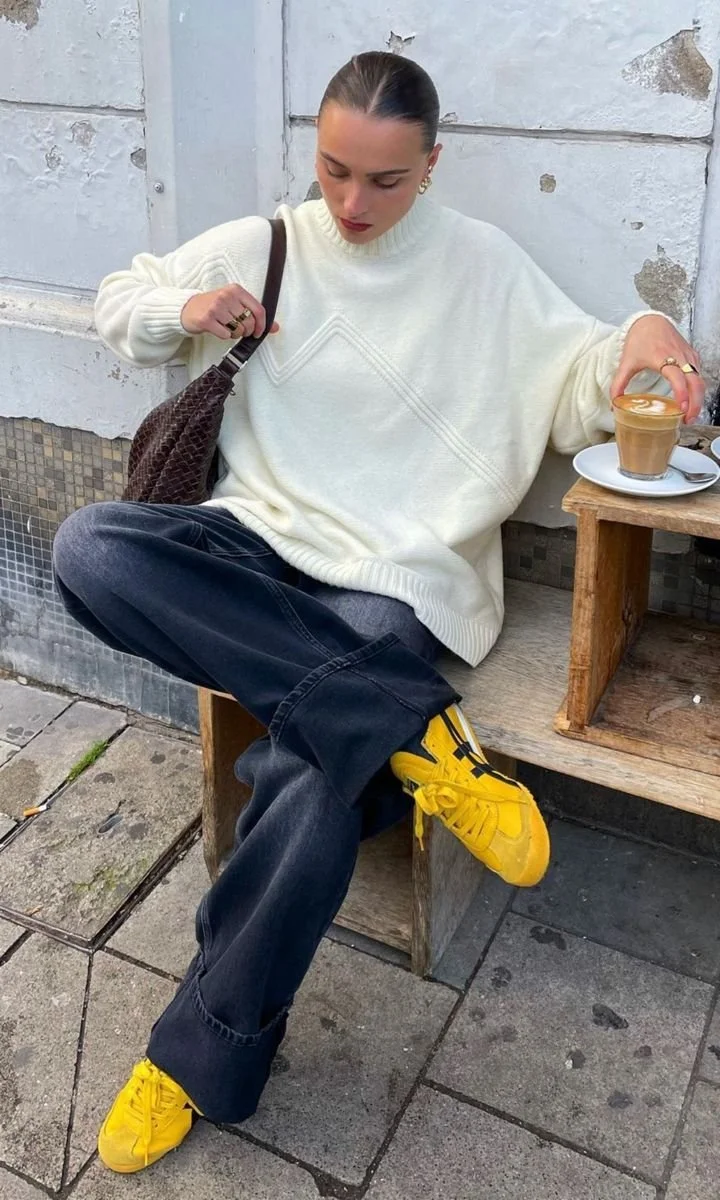 look-outono-tenis-onitsuka-tiger-amarelos-calcas-largas-camisola-malha-branca.jpeg