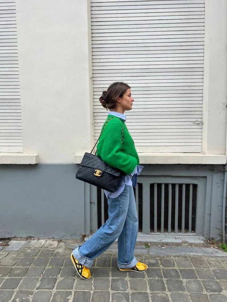look-outono-tenis-onitsuka-tiger-amarelos-jeans-camisola-verde.jpeg