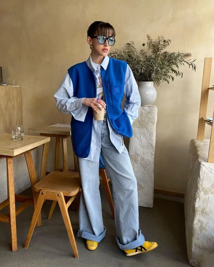 look-outono-tenis-onitsuka-tiger-amarelos-jeans-largos-camisa-ganga-colete-azul-forte.jpeg