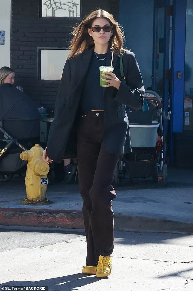look-outono-tenis-onitsuka-tiger-amarelos-look-total-monocromatico-preto.jpeg