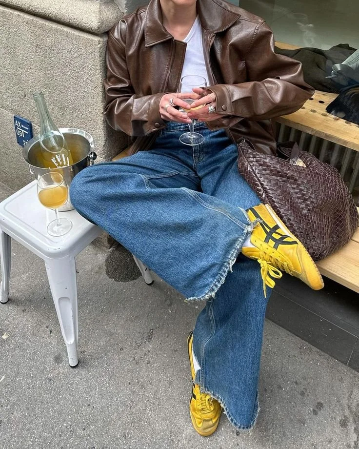 look-outono-tenis-onitsuka-tiger-amarelos-jeans-largos.jpeg