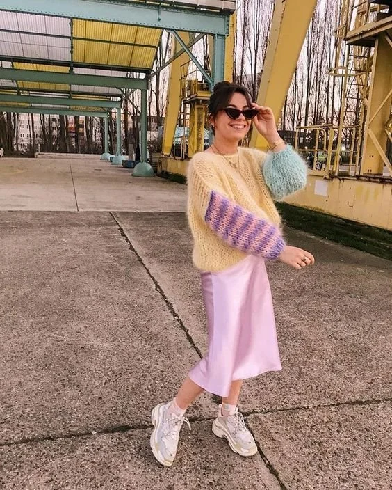 look-outono-camisola-colorida-saia-cetim-tenis.jpeg