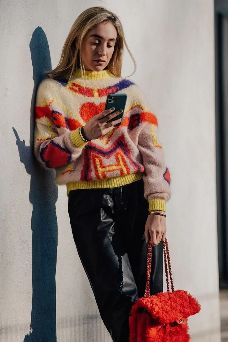 look-outono-camisola-colorida-calcas-pretas.jpeg
