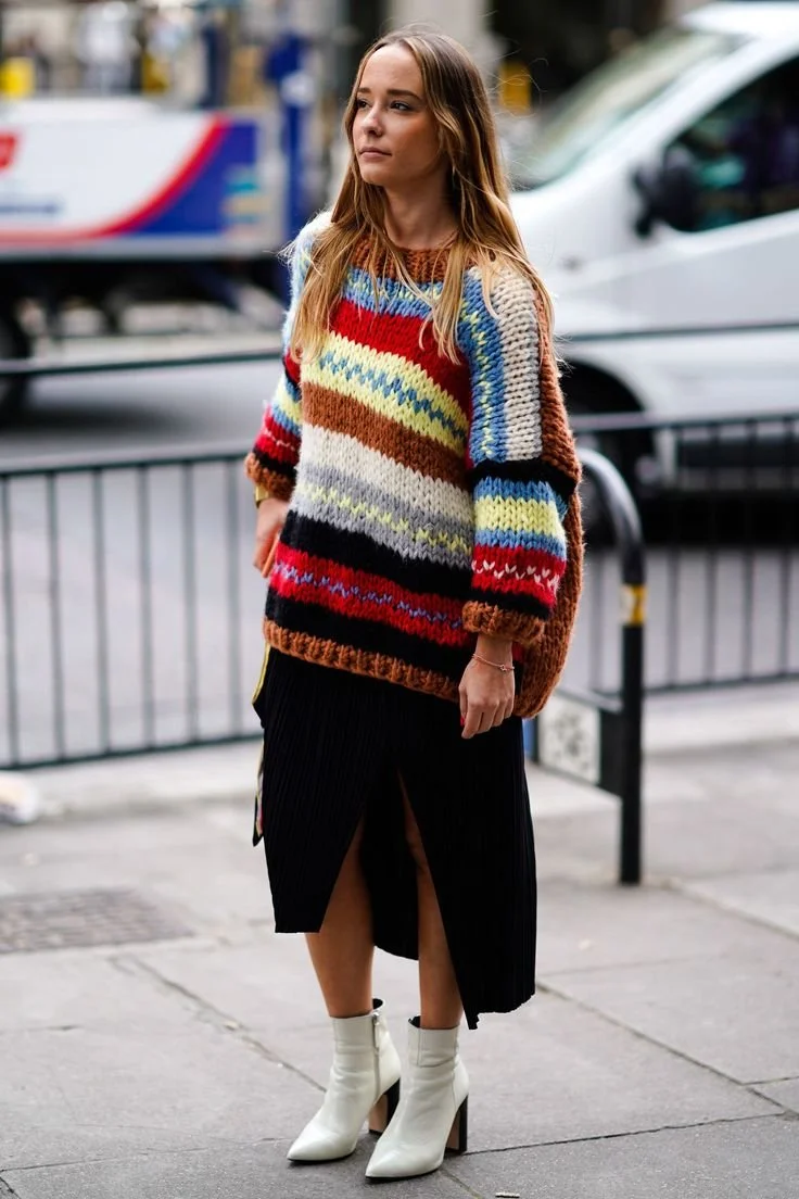 look-outono-camisola-colorida-saia-preta-botas-brancas.jpeg