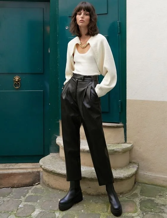 look-outono-calcas-pretas-camisola-branca.jpeg