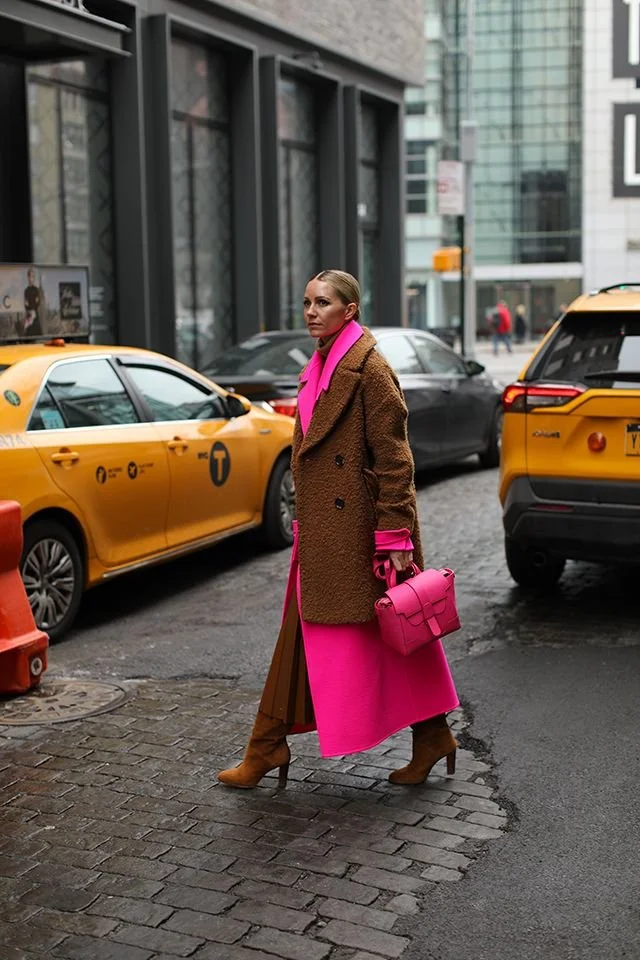 look-inverno-sobretudo-rosa-e-castanho.jpeg