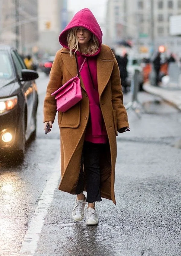 look-outono-castanho-e-rosa-casacos-sobrepostos.jpeg