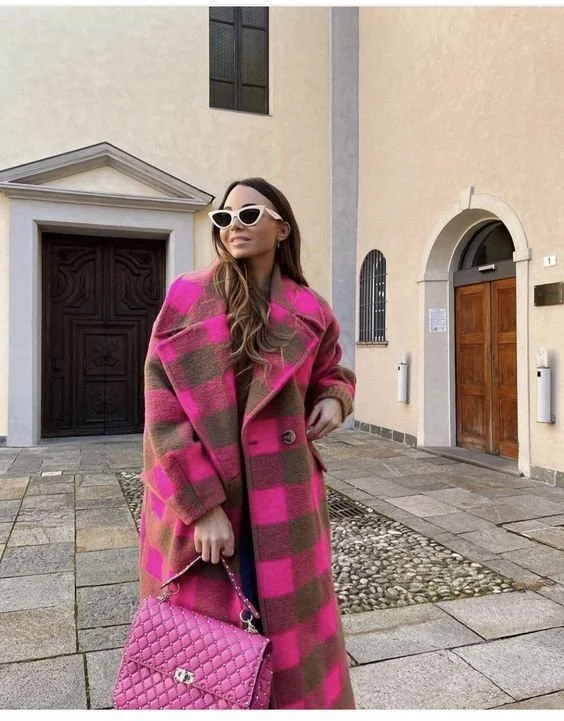 look-inverno-sobretudo-rosa-e-castanho-carteira-rosa.jpeg