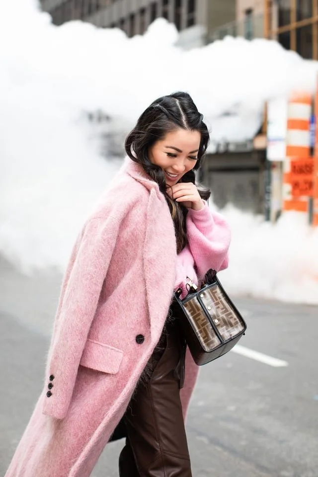 look-inverno-monocromatico-castanho-e-sobretudo-rosa.jpeg