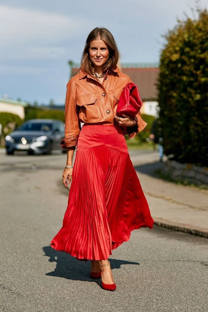 look-outono-castanho-e-vermelho-saia-camisa.jpeg