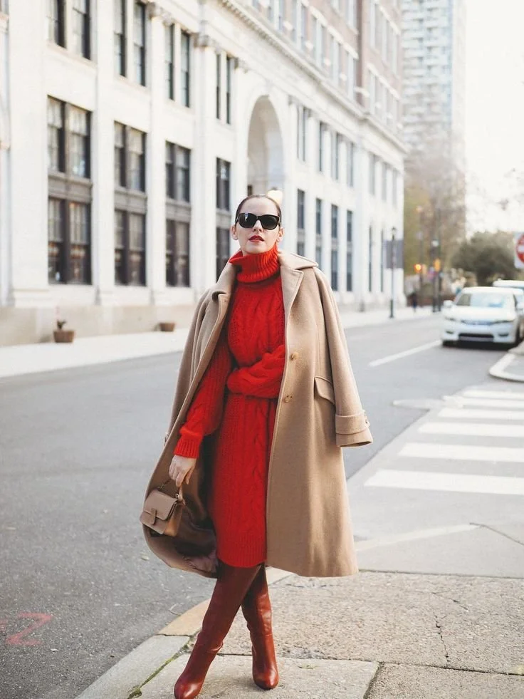 look-inverno-sobretudo-castanho-e-vermelho-vestido.jpeg