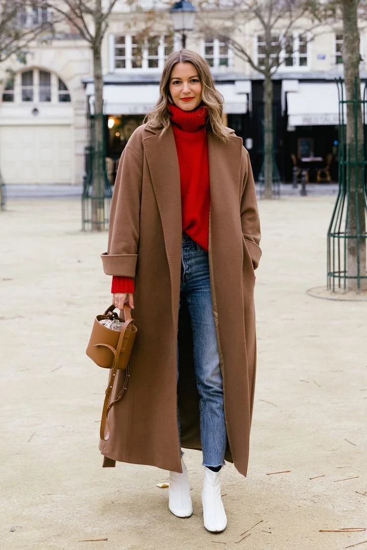 look-inverno-sobretudo-castanho-e-vermelho-camisola-gola-alta-jeans.jpeg