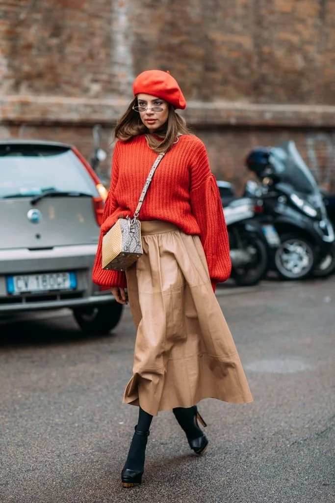look-outono-saia-midi-castanha-e-vermelha-camisola-malha-camisola.jpeg