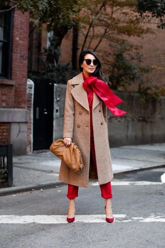 look-inverno-sobretudo-castanho-e-vermelho-look-total.jpeg