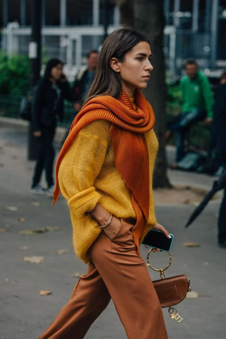 look-inverno-calcas-castanhas-e-amarelo-camisola-malha.jpeg