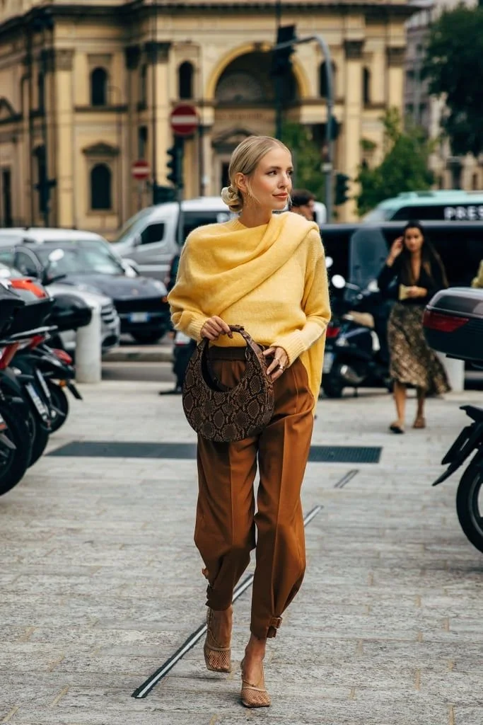 look-outono-calcas-castanhas-e-amarelo-camisola.jpeg