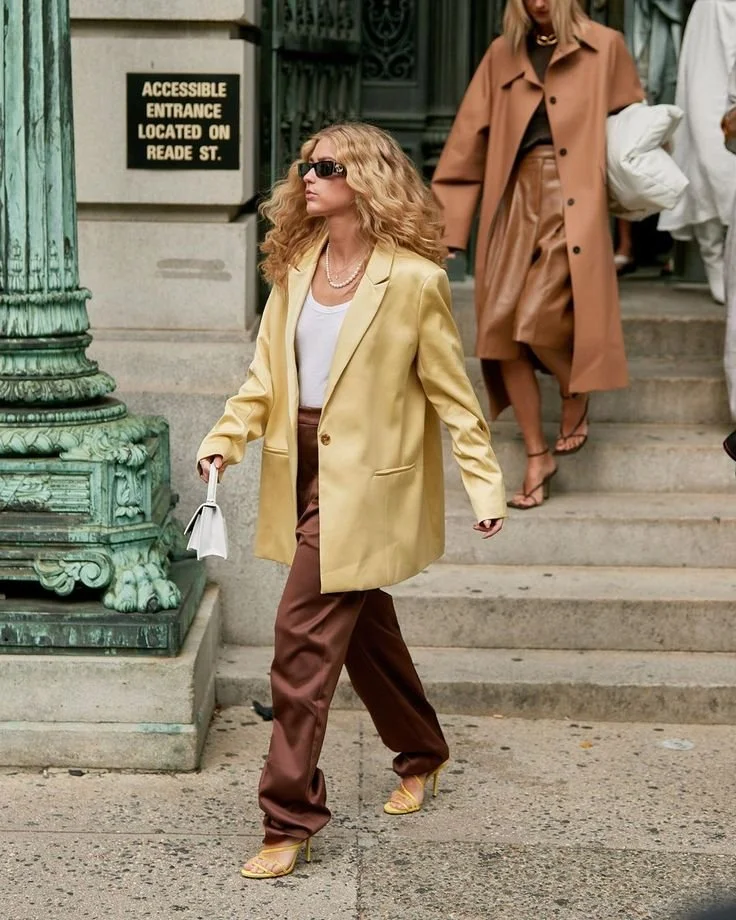 look-outono-calcas-castanhas-e-amarelo-blazer.jpeg