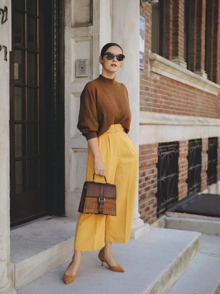 look-outono-camisola-castanha-e-amarelo-calças-largas.jpeg