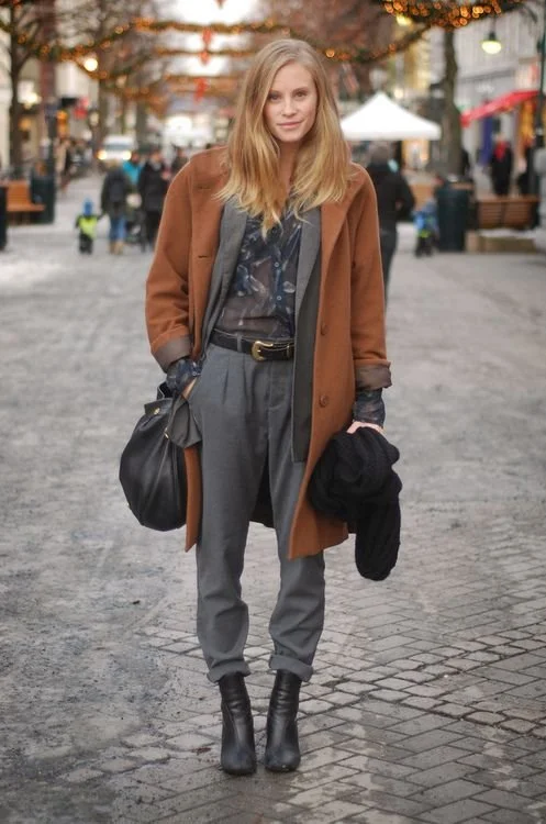 look-inverno-sobretudo-castanho-e-cinzento-calcas-e-camisola.jpeg