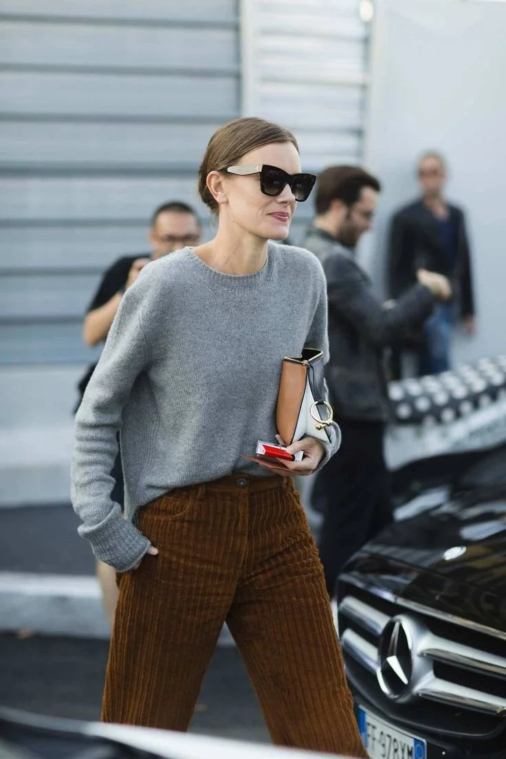 look-outono-calcas-castanhas-e-amarelo-camisola.jpeg