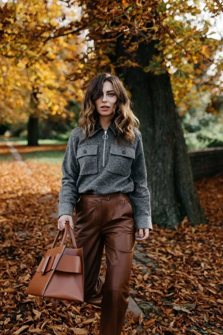 look-outono-calcas-castanhas-e-cinzento-camisola.jpeg