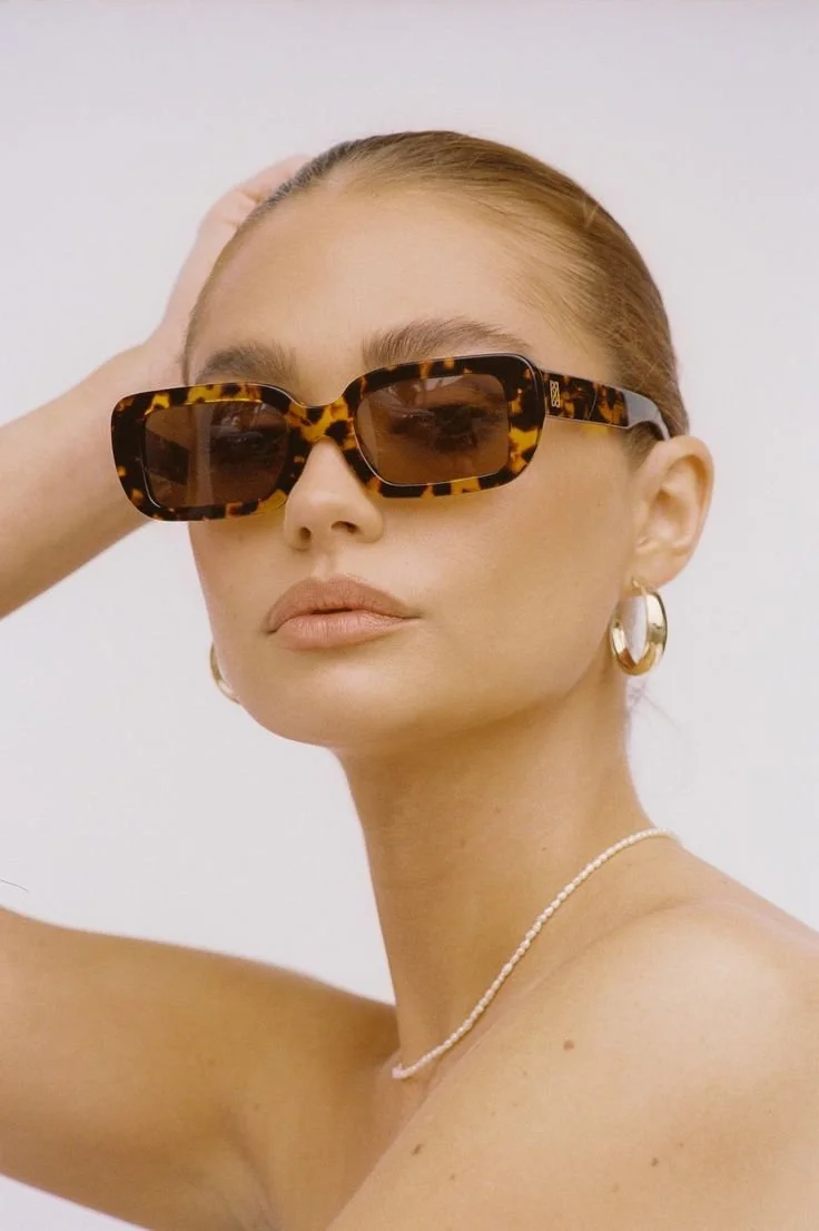 óculos-de-sol-são-essenciais-para-proteger-os-olhos-do-sol-e-também-para-completar-um-look..jpeg