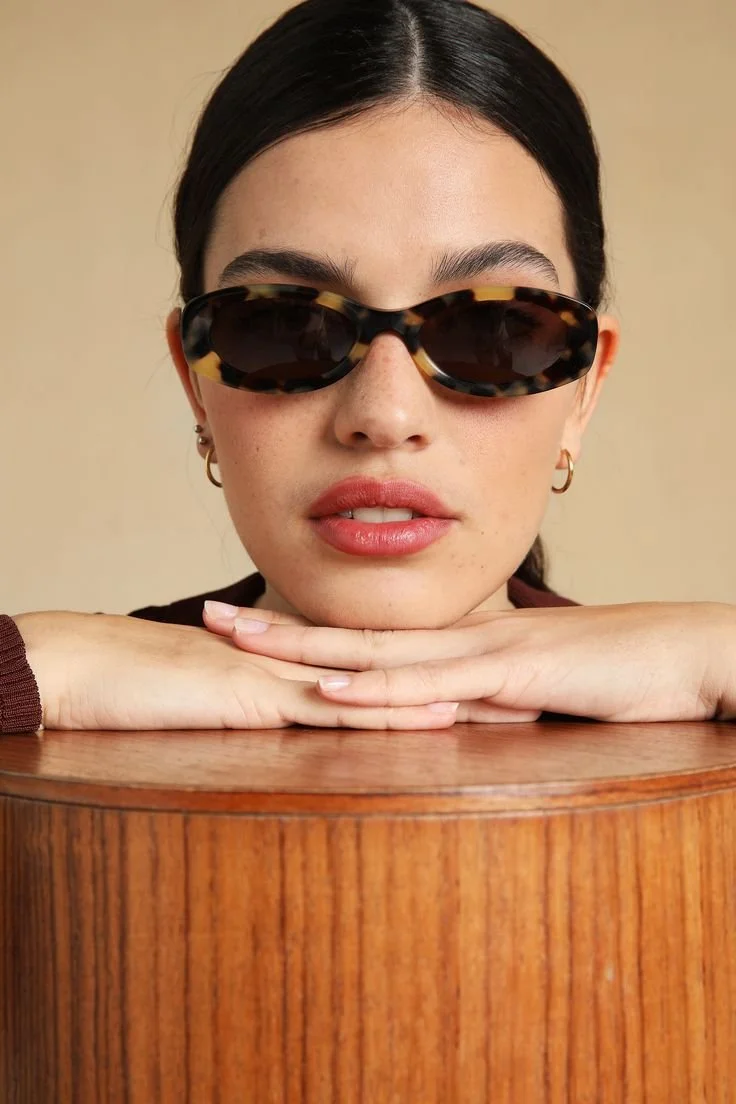 óculos-de-sol-são-essenciais-para-proteger-os-olhos-do-sol-e-também-para-completar-um-look..jpeg