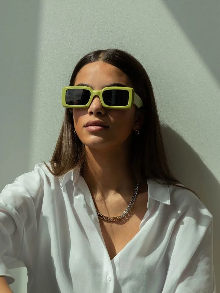 óculos-de-sol-são-essenciais-para-proteger-os-olhos-do-sol-e-também-para-completar-um-look..jpeg