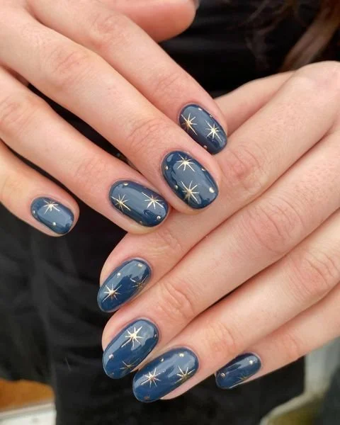 Unhas decoradas com estrelas brilhantes..jpeg