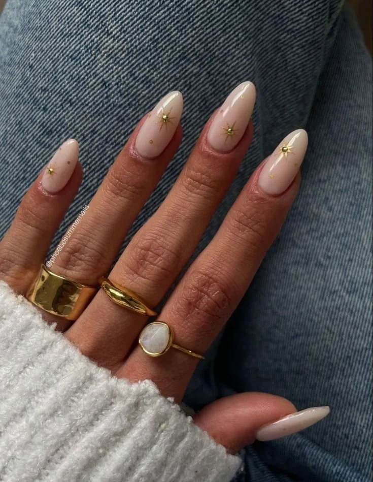 Unhas nude com detalhes dourados sofisticados..jpeg