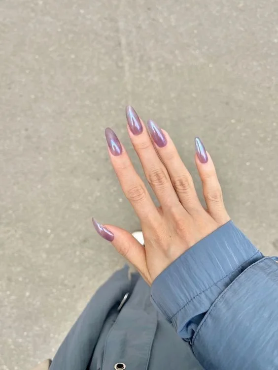 Nail art marmorizada em tons suaves..jpeg