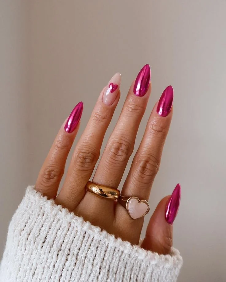 Nail art abstrata com cores contrastantes..jpeg